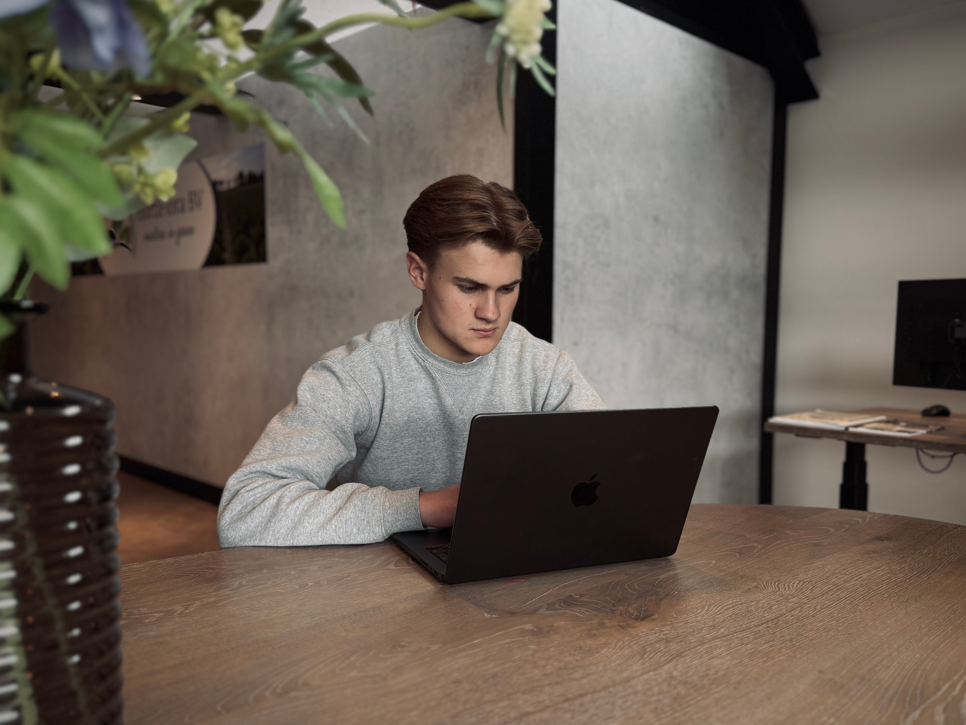 Marvin aan het werk bij MVG Marketing Agency